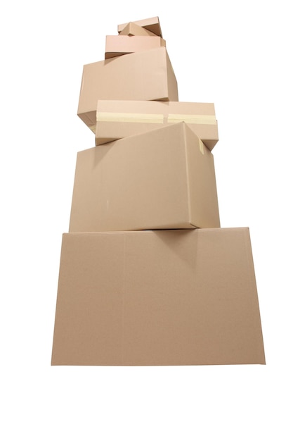 Foto caixas de papelão empilhadas contra um fundo branco