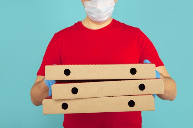 Caixas de pizza para entrega. correio de homem em luvas.