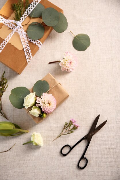 Caixas de presente artesanais com flores na mesa