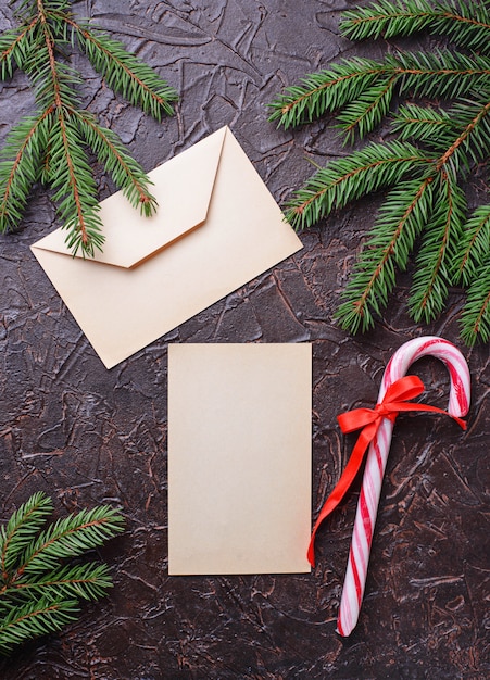 Caixas de presente, bastão de doces e carta.