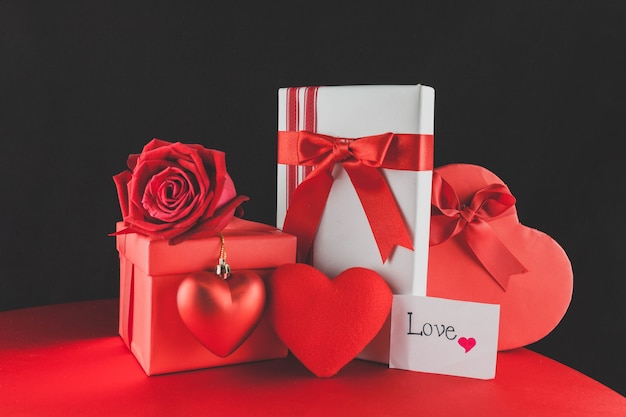 Caixas de presente com chocolates e um bilhete de amor