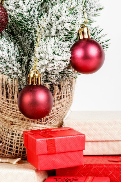 Caixas de presente de árvore de natal com brinquedos em um fundo branco