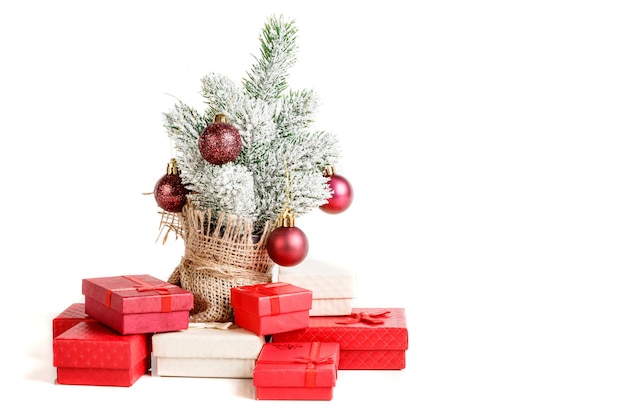 Caixas de presente de árvore de natal com brinquedos em um fundo branco