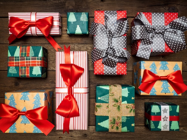 Caixas de presente de feliz Natal em uma mesa de madeira