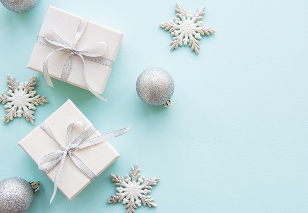 Caixas de presente de feriado de Natal branco sobre fundo azul