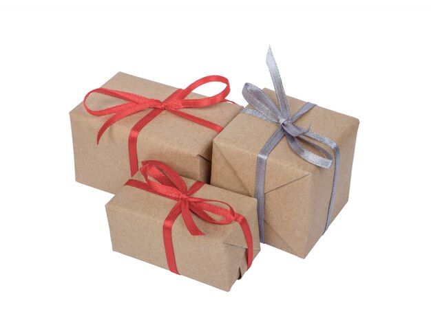 Caixas de presente de feriado decorada com fita isolada no fundo branco