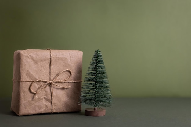 Caixas de presente de fundo de feriados comemorativos de Natal e ano novo embrulhado em papel ofício com fio r ...