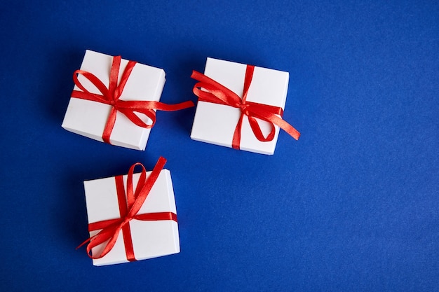 Caixas de presente de luxo branco com laços vermelhos