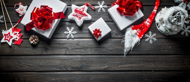 Caixas de presente de Natal branco com decorações de Natal