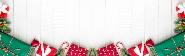 Caixas de presente de Natal coloridas no design de borda de fundo de bandeira de madeira branca