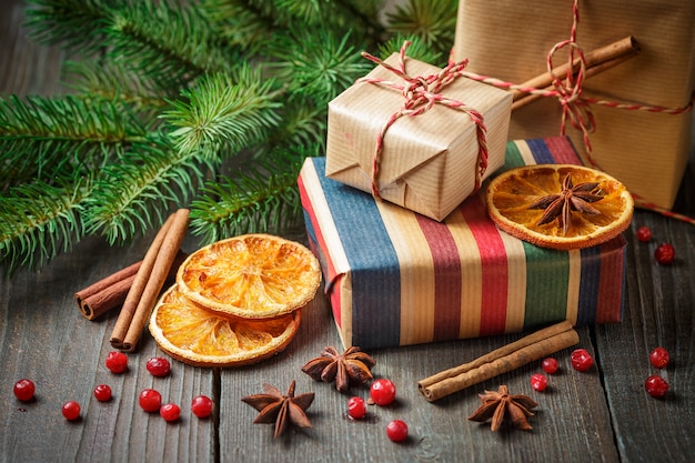 Caixas de presente de Natal com decoração