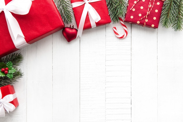 Caixas de presente de Natal com enfeites de decoração em design de borda de fundo de madeira branca