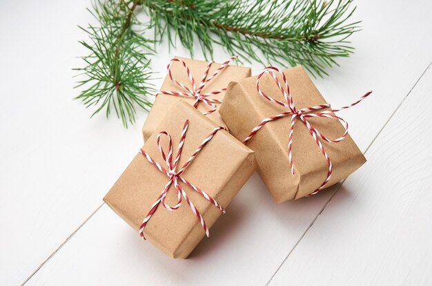 Caixas de presente de Natal com galho de pinheiro em branco