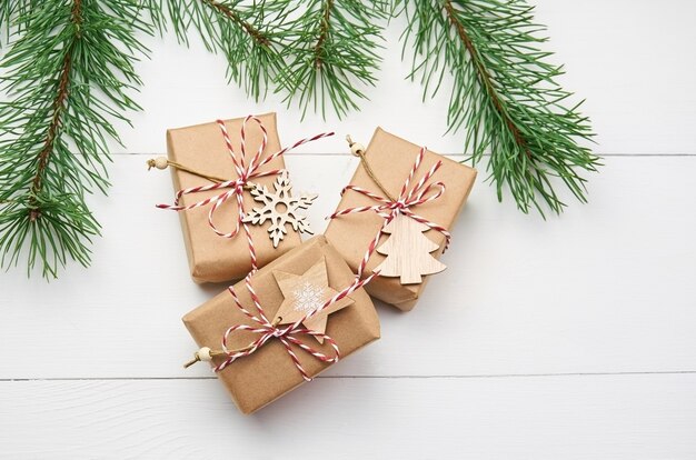 Caixas de presente de Natal com galhos de pinheiro em branco