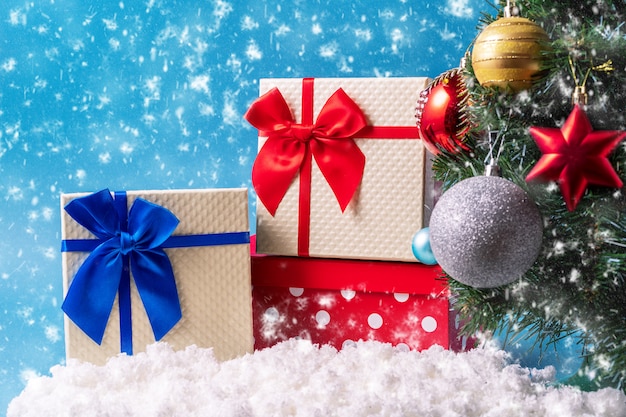 Caixas de presente de Natal com neve e árvore de Natal