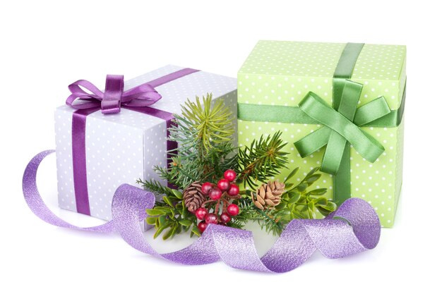 Caixas de presente de Natal, decoração e árvore. Isolado em fundo branco