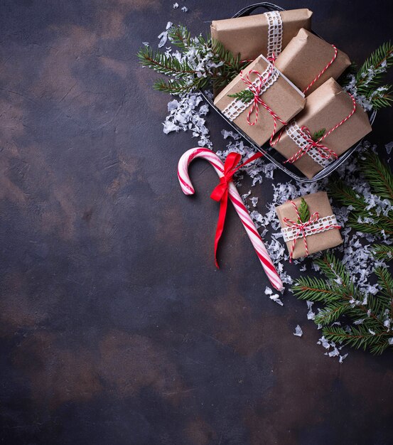 Caixas de presente de Natal e bastão de doces.