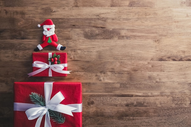 Caixas de presente de Natal e itens decorados em fundo de madeira