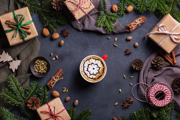 Caixas de presente de natal e xícara de cappuccino de café