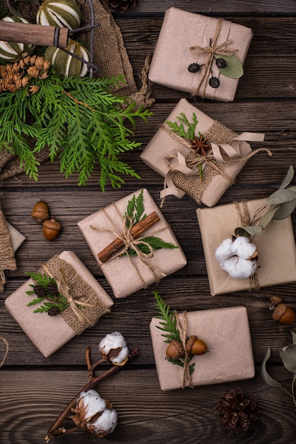 Caixas de presente de Natal em embalagem de papel artesanal ecologicamente correta e sem resíduos