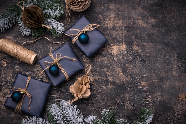 Caixas de presente de natal em papel azul na mesa de madeira escura