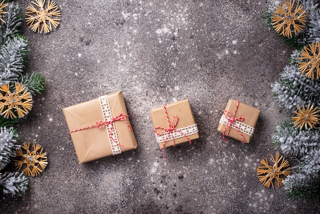 Caixas de presente de natal em papel ofício com enfeites de natal