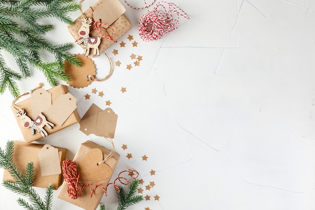 Caixas de presente de Natal embrulhadas em papel artesanal. Embrulho de presentes de Natal em papel artesanal. Postura plana. Vista do topo.