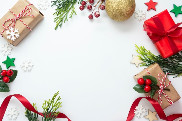 Caixas de presente de natal, fita vermelha, isolada no fundo branco.