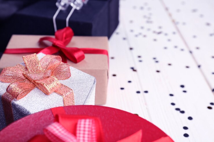 Foto caixas de presente de natal na mesa, closeup
