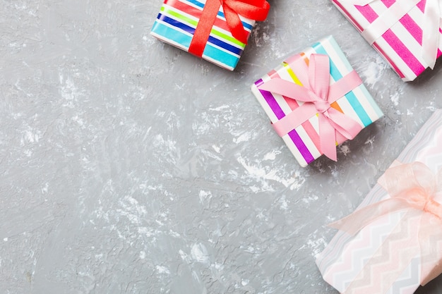 Caixas de presente de Natal na mesa de cimento