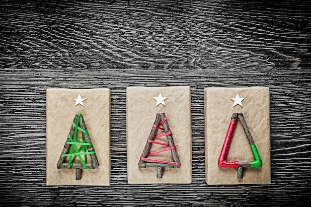 Caixas de presente de natal na placa de madeira