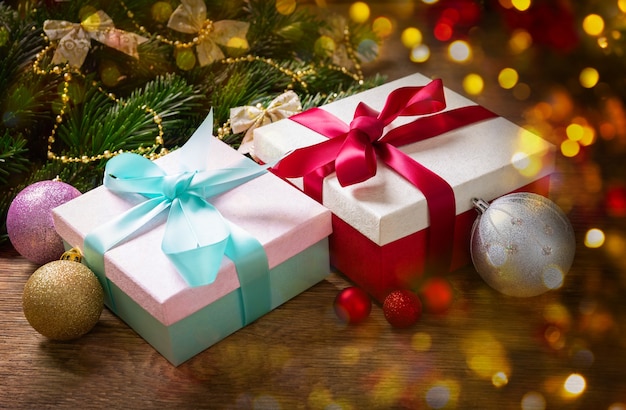Caixas de presente de Natal ou Ano Novo em um fundo festivo