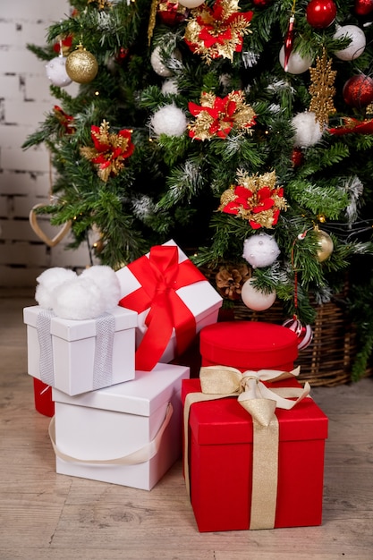 Caixas de presente de Natal sob a árvore de Natal.