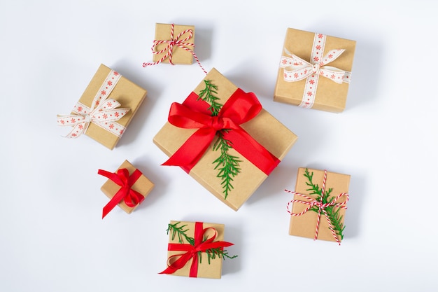 Caixas de presente de Natal vista superior fundo branco