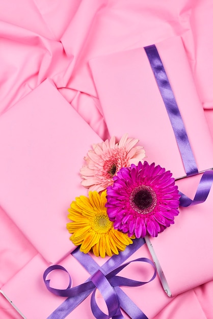 Caixas de presente de primavera bonito com flores Margarida. Fundo floral primavera com caixas de presentes