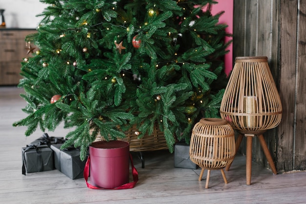 Caixas de presente debaixo da árvore de Natal