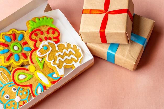 Foto caixas de presente e biscoitos de gengibre pintados caseiros para festa de aniversário