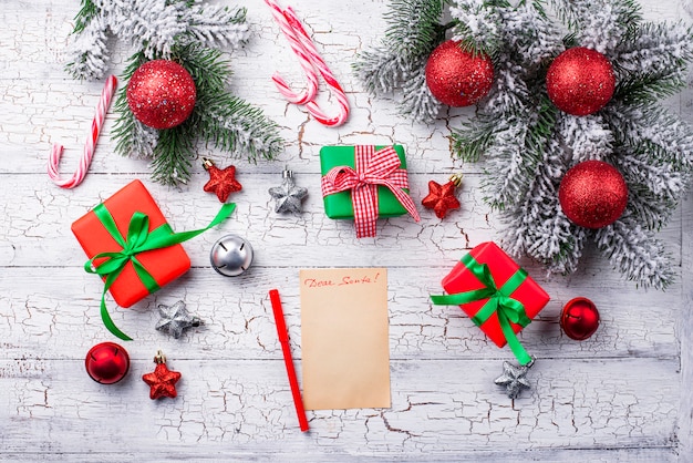 Caixas de presente e carta para o Papai Noel