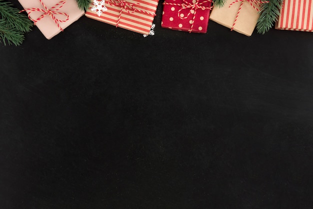 Caixas de presente e enfeites de Natal, design de fronteira, no quadro-negro