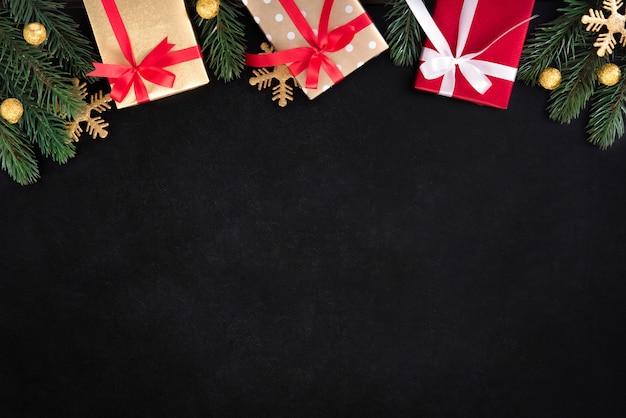 Caixas de presente e enfeites de Natal, design de fronteira, no quadro-negro