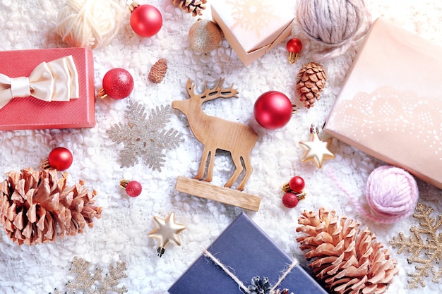 Caixas de presente e enfeites de natal na mesa de madeira