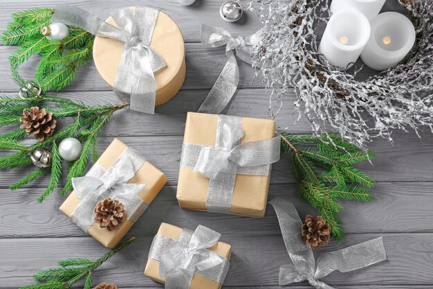 Caixas de presente e enfeites de Natal na mesa de madeira