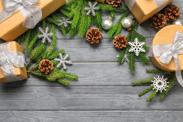 Caixas de presente e enfeites de Natal na mesa de madeira