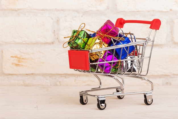 Caixas de presente em um carrinho de compras