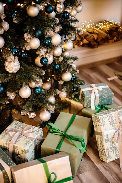 Caixas de presente embaixo da árvore de natal, decorações de natal para a casa, papel de embrulho de papai noel para presentes, árvore de natal decorada com uma guirlanda