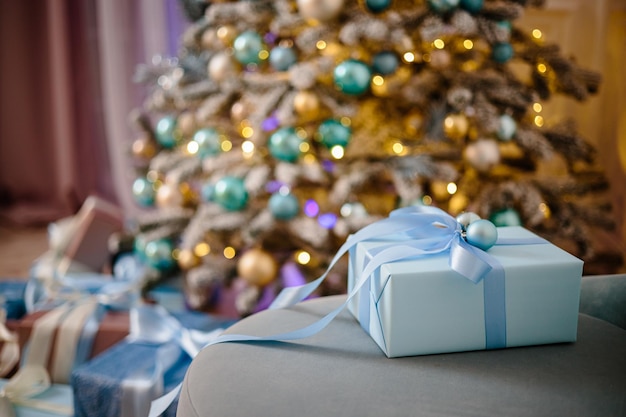 Caixas de presente embaixo da árvore de Natal, decorações de Natal para a casa, papel de embrulho de Papai Noel para presentes, árvore de Natal decorada com uma guirlanda