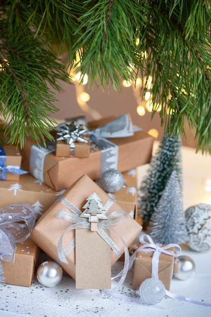 Caixas de presente festivas sem desperdício sob a árvore de Natal no interior da sala de estar Conceito festivo de clima aconchegante de férias de ano novo