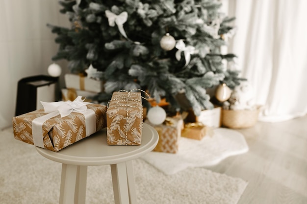 Caixas de presente lindamente embaladas no fundo de uma árvore de Natal