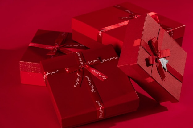 Caixas de presente vermelhas em um fundo vermelho