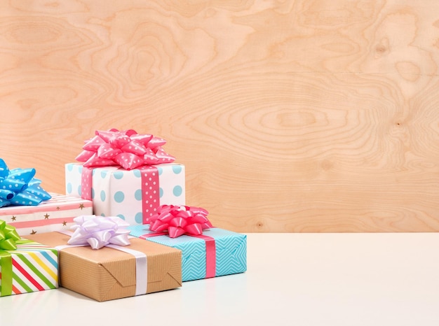Caixas de presentes de Natal com laços de presentes de cores brilhantes Copiar espaço para texto